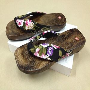 女性角色扮演日本花卉图案木鞋平底拖鞋女式家居人字拖夏季Geta凉鞋