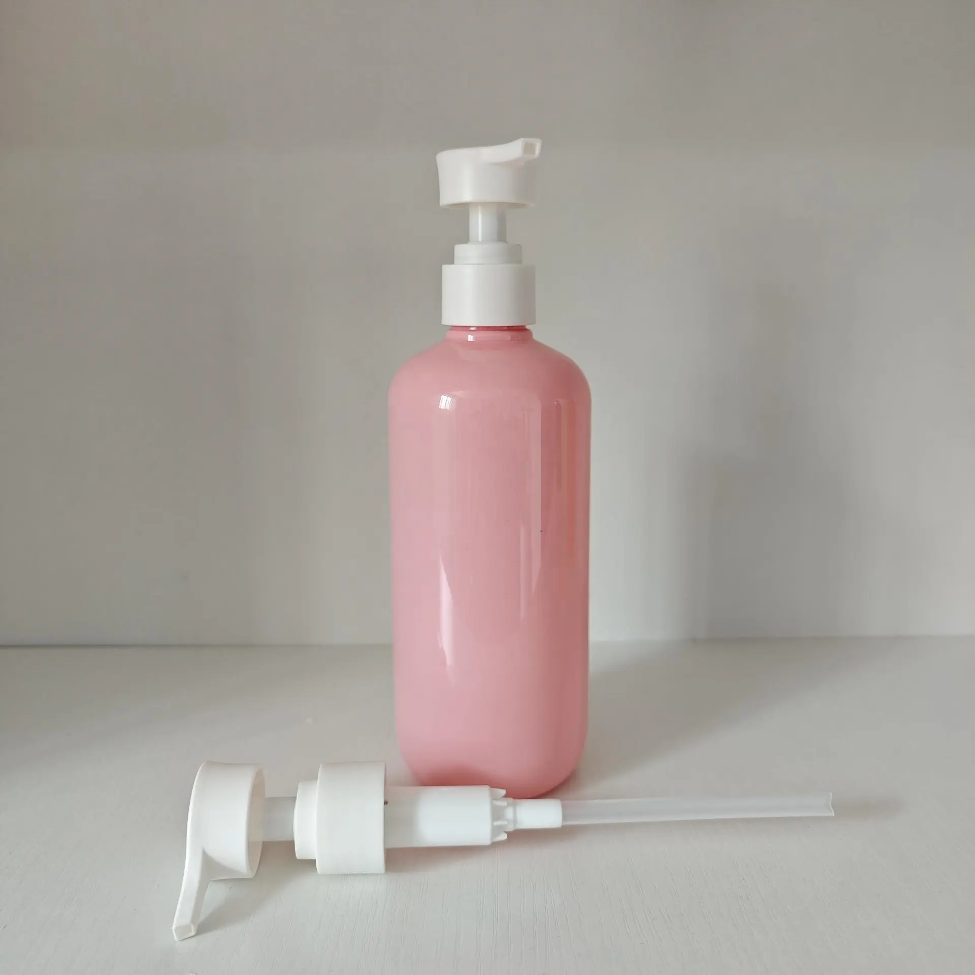 17 Unzen 500 ml Kosmatisches Lotionsbehälter rosa Pump-Sprayer Plastik-Shampooflaschen nachfüllbare Massagöl-Liquid-Seifen-Verpackung