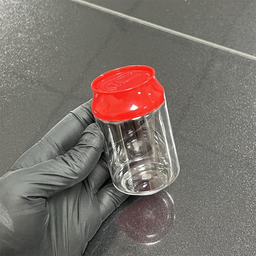 Botella transparente con tapa roja