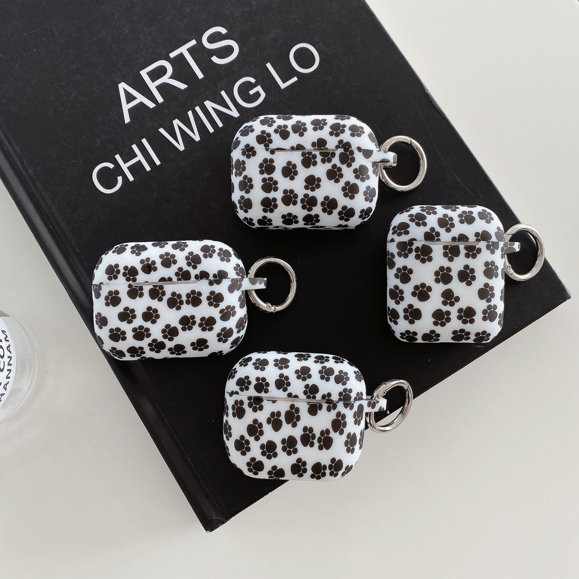 Blanco y Negro CAT Paw