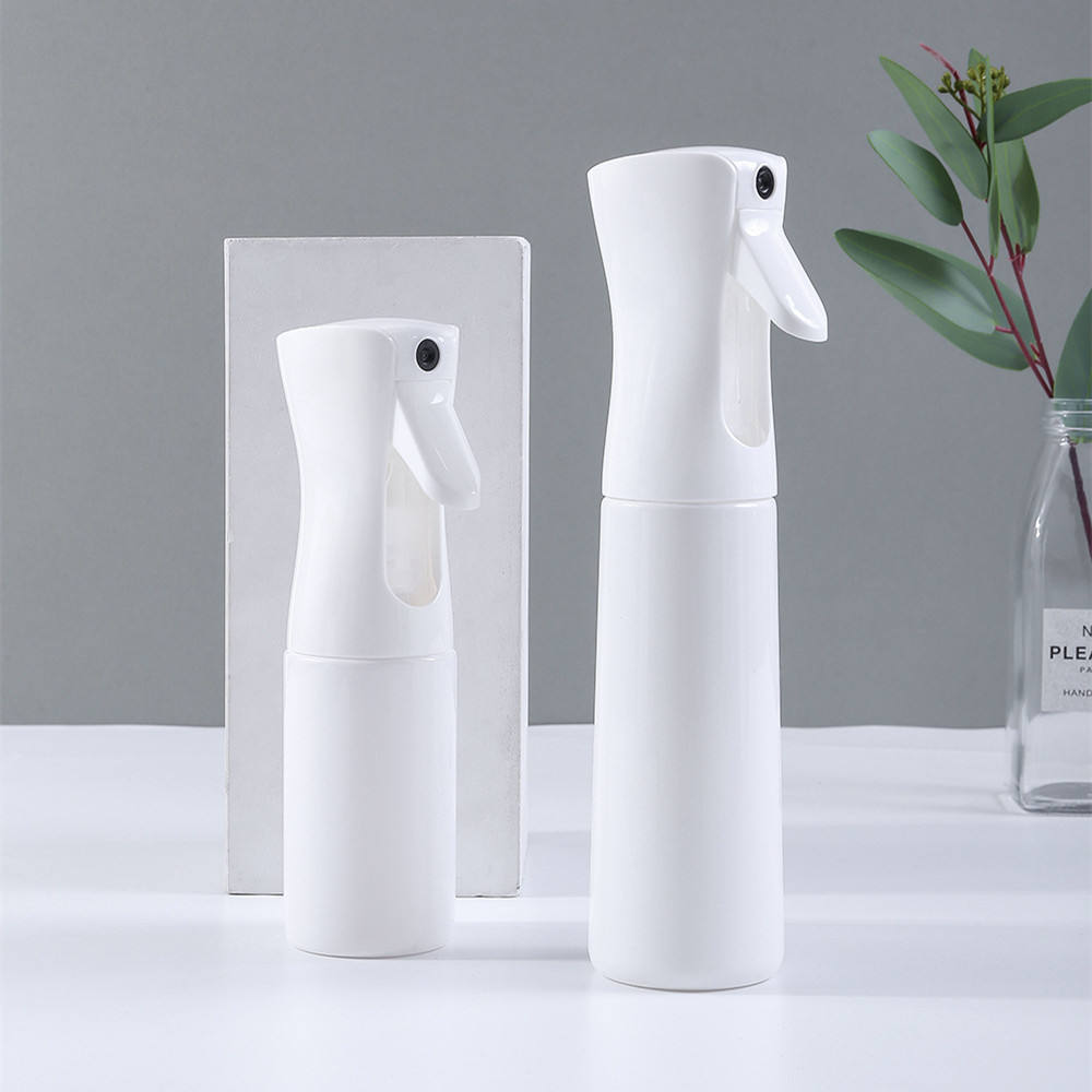 ขวดสีขาวพร้อมสเปรย์สีขาว