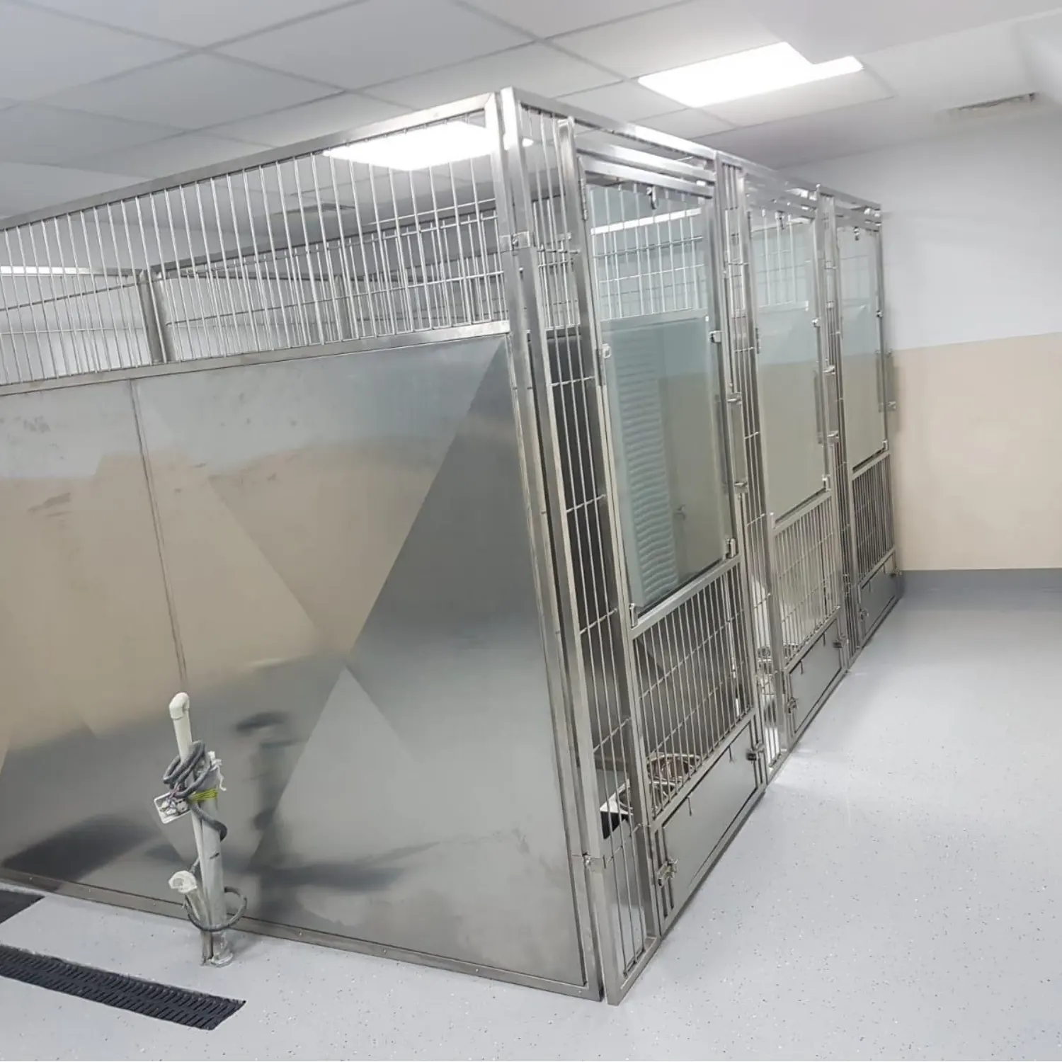 AEOLUS Construindo Canis Comercial Canil Canil para Embarque Gaiolas, Transportadoras e Casas para Animais de Estimação Estrutura de madeira personalizável clássica