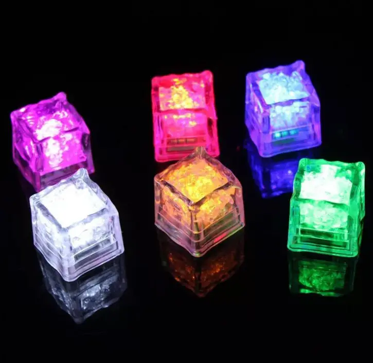 Cubos de hielo que brillan, luces de varios colores, juguetes, bares y festivales