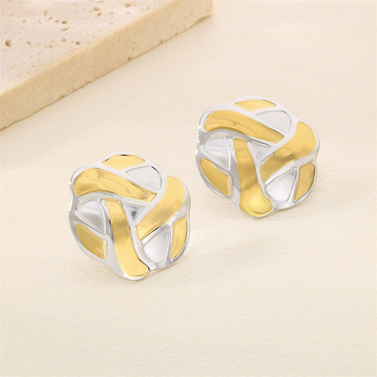 earring D