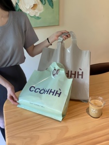 卸売カスタム印刷ロゴPeリサイクル小売再利用可能ブラックプラスチックポリトートキャリアショッピングバッグソフトループハンドル付き - Product Image 6