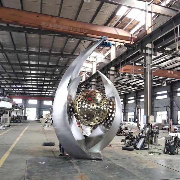 Saudi Arabia Roundabout Display Large Outdoor Garden Statue Park Decor Metal Crafts Art Stainless Steel Sculpture Hand Hold Sun