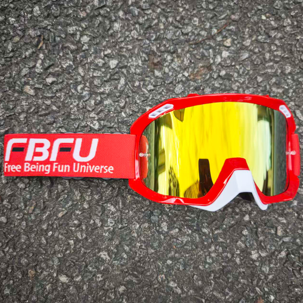 Gafas rojas con montura roja.
