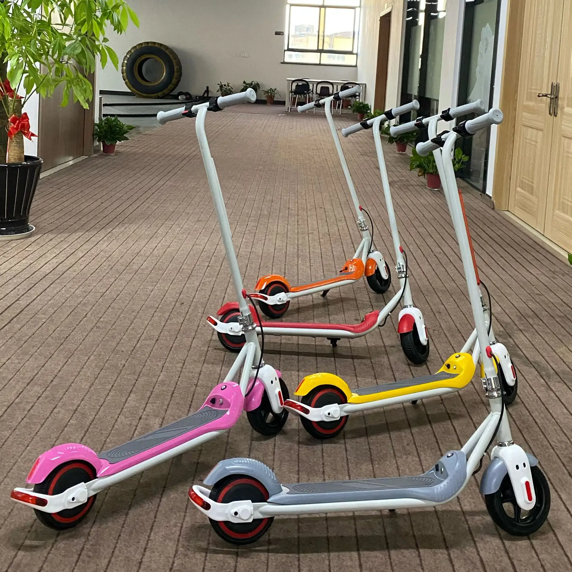 Hot Bán 150W 6.5 Inch Mini Có Thể Gập Lại Trẻ Em E Scooter 2 Bánh Xe Trẻ Em Điện Xe Tay Ga Với Ánh Sáng LED