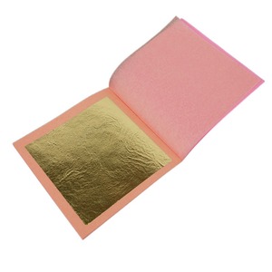 純粋な24カラットの健康的で豪華な食べられるゴールドリーフ8 x 8cm25枚の小冊子食用食品グレードのフェイシャルゴールドリーフフォイルペーパー