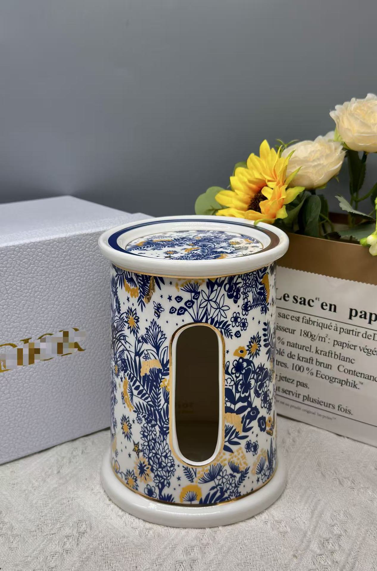 Cilíndrico azul y floral.