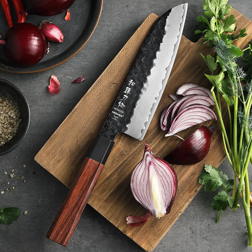 Cuchillo Santoku de acero inoxidable revestido de alto carbono con núcleo de cuerno de búfalo de 10Cr cuchillo de cocina de madera roja de 7 pulgadas