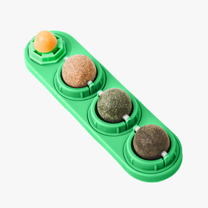 Bola de hierba gatera roja duradera, juguete para mascotas, juguete de autojuego Hi con aperitivos molares resistentes a mordeduras y red giratoria para lamer empaquetada en caja - Product Image 6