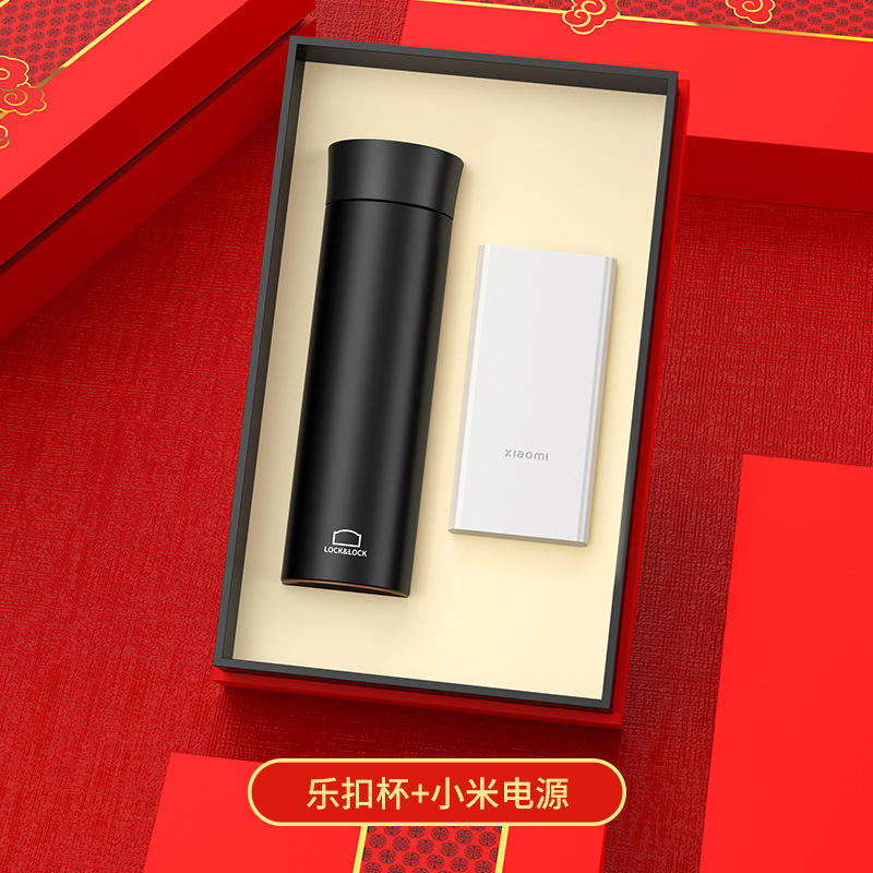 Coffret cadeau Xiaomi avec gourde Lock & Lock noire et batterie externe.