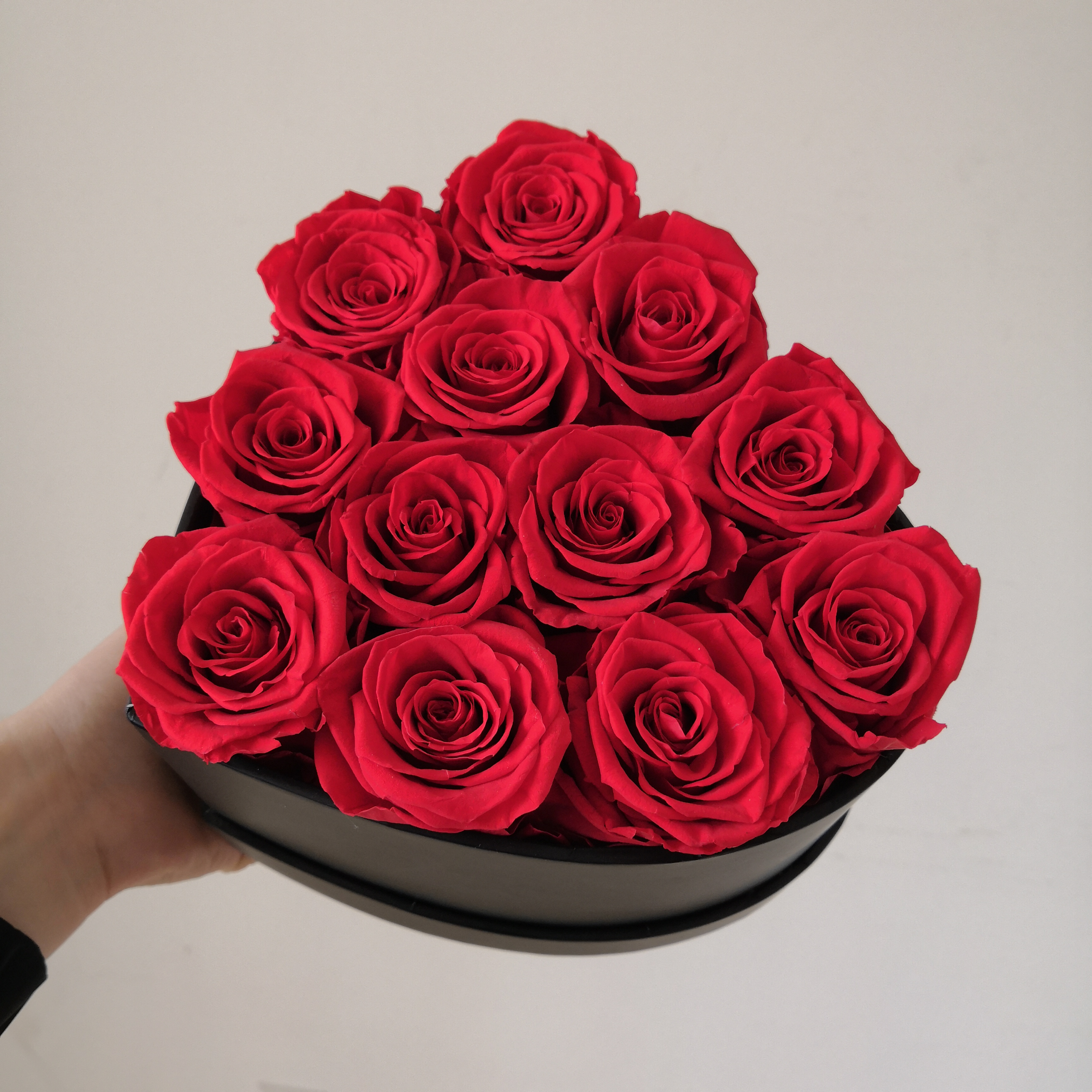 14 roses dans une boîte en forme de coeur