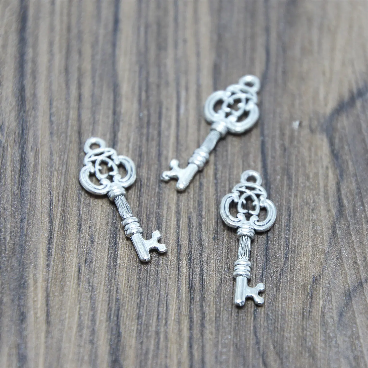 Colgante de plata antigua Lovely Mini Filigrana Flower Key Charm: Delicate Key Charms (10x27mm)