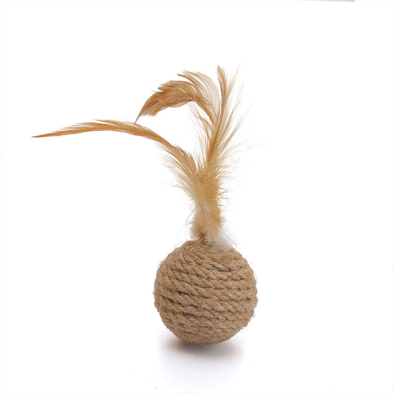 Boule en corde de chanvre avec plumes de poulet