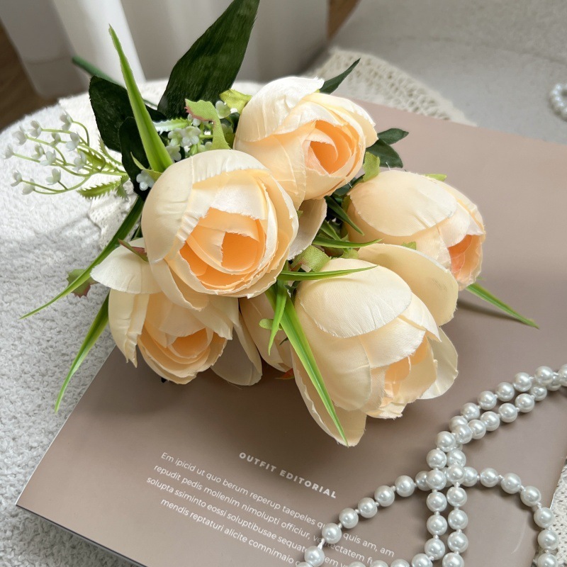 Un ramo de tulipanes beige
