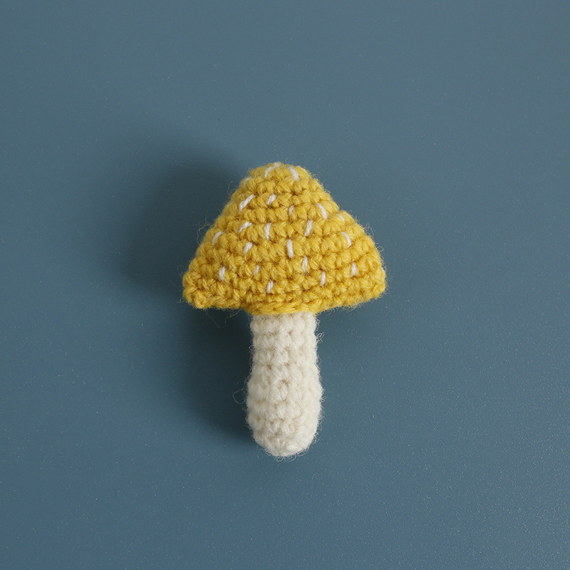 Broche champignon jaune