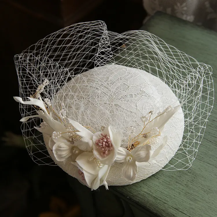 महिलाओं की शादी की दुल्हन की फीता कढ़ाई वाला शीर्ष फूल और मोती फिलबॉक्स चाय पार्टी आकर्षक टोपी घूंघट के साथ