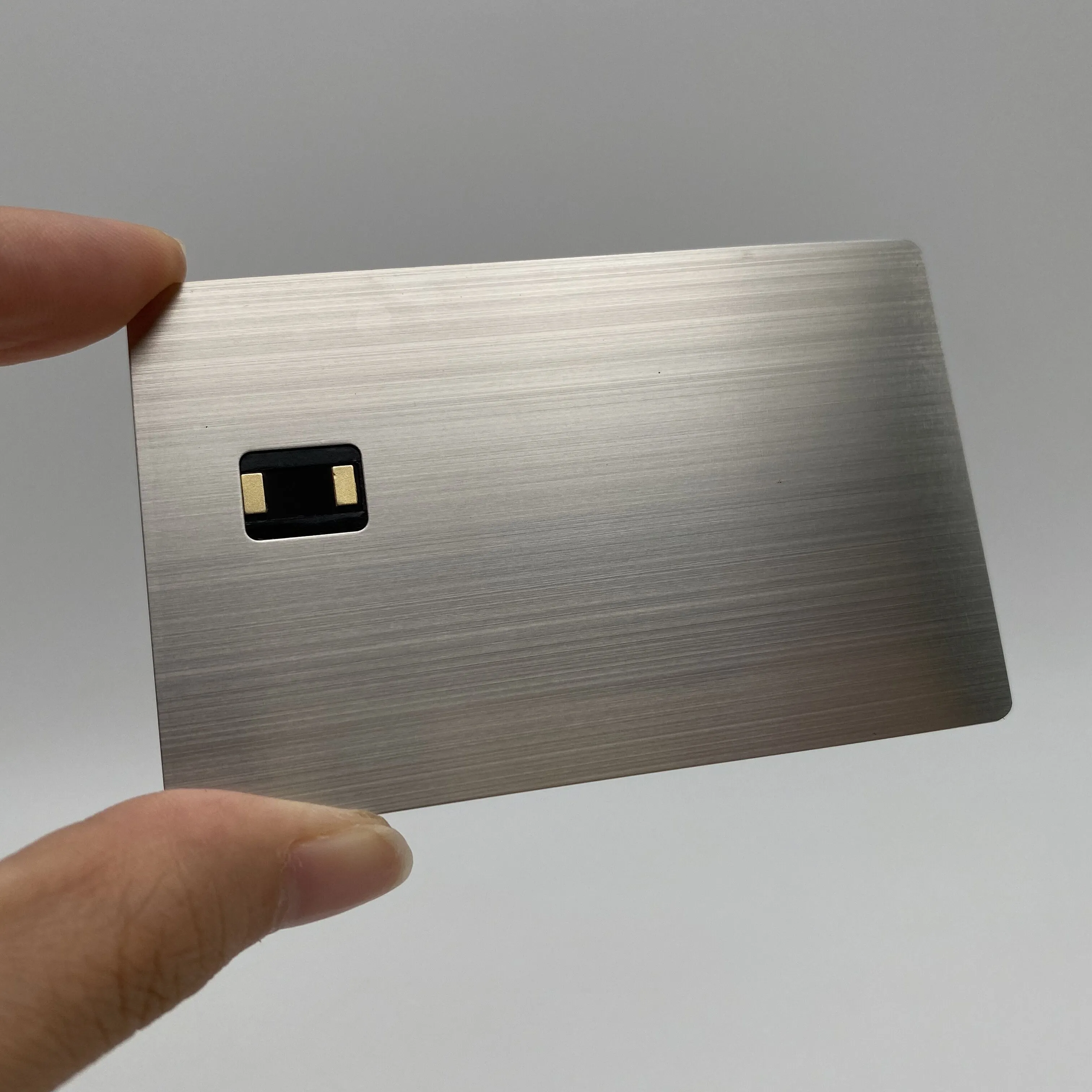 Tarjeta de metal con NFC funciona con pago sin contacto