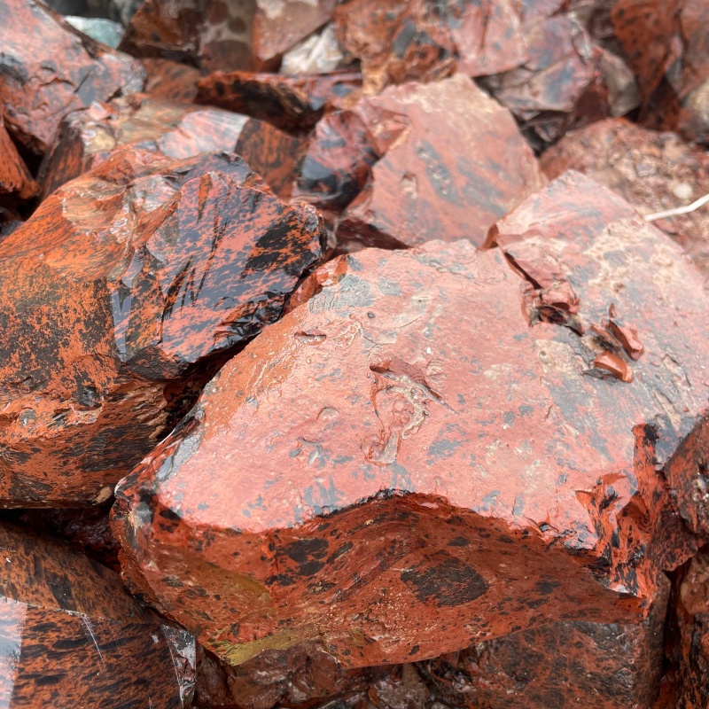 Grande pierre brute d'obsidienne rouge