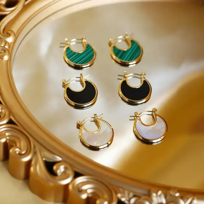 Perhiasan Mode Anting-Anting Cangkang Putih Malasit Bergigi Bulan Baja Tahan Karat Berlapis Emas untuk Wanita