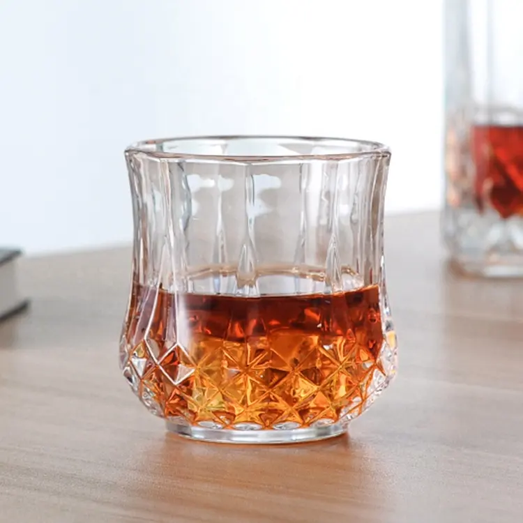 Venta al por mayor de la orden a granel cristal de diamante diseño vasos de whisky vaso