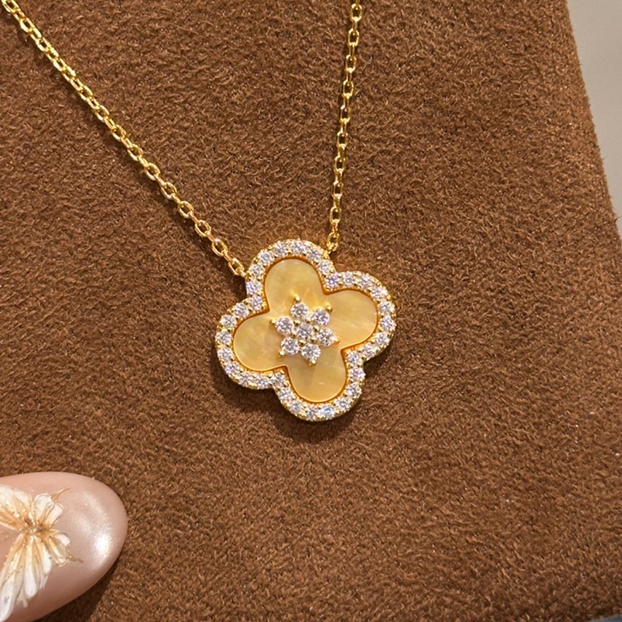 Collier en nacre avec tirettes jusqu'à 45 cm