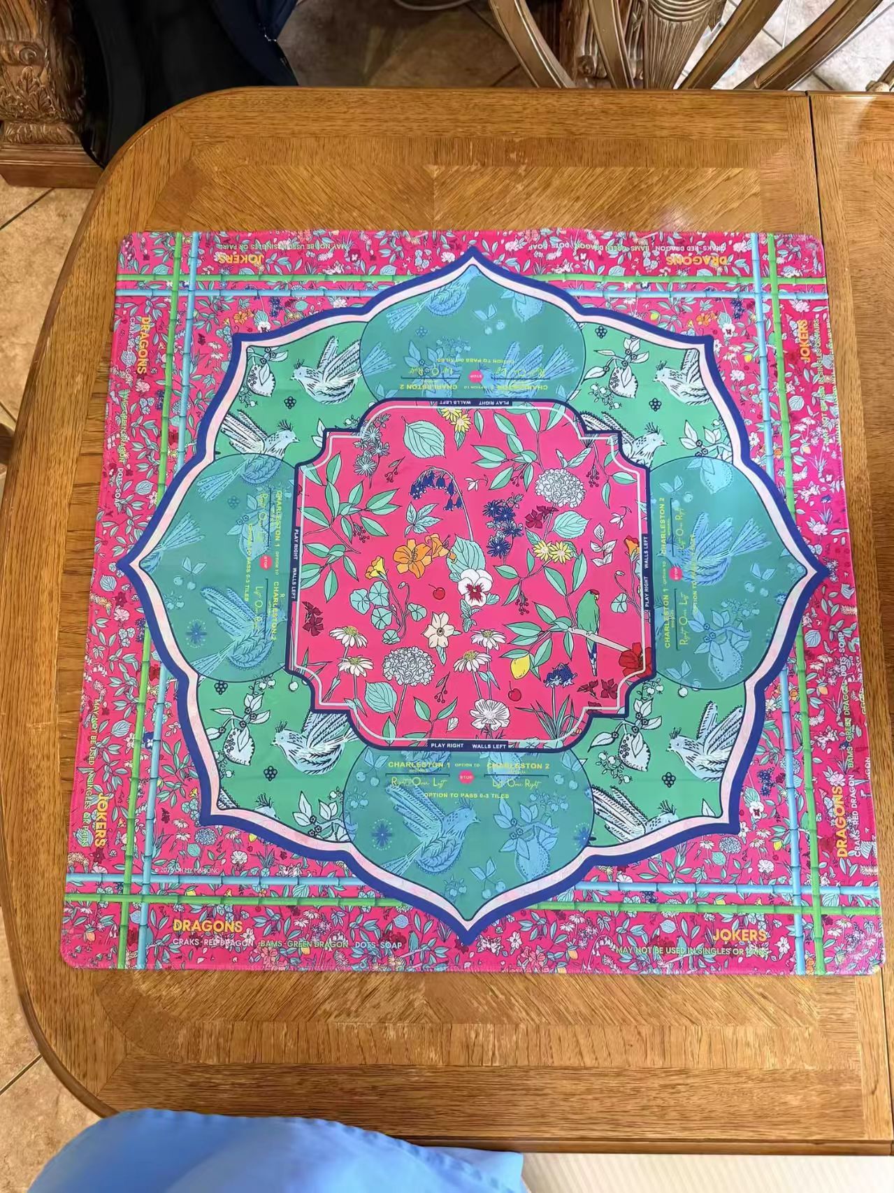 Bordure géométrique rose et verte, motif floral perroquet.