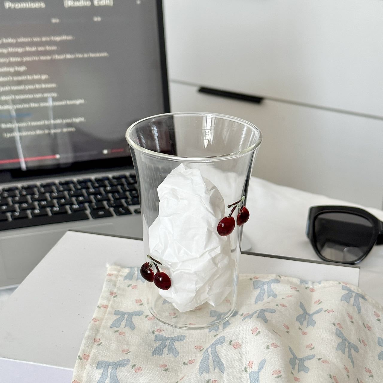 Grande tasse à lait transparente aux cerises