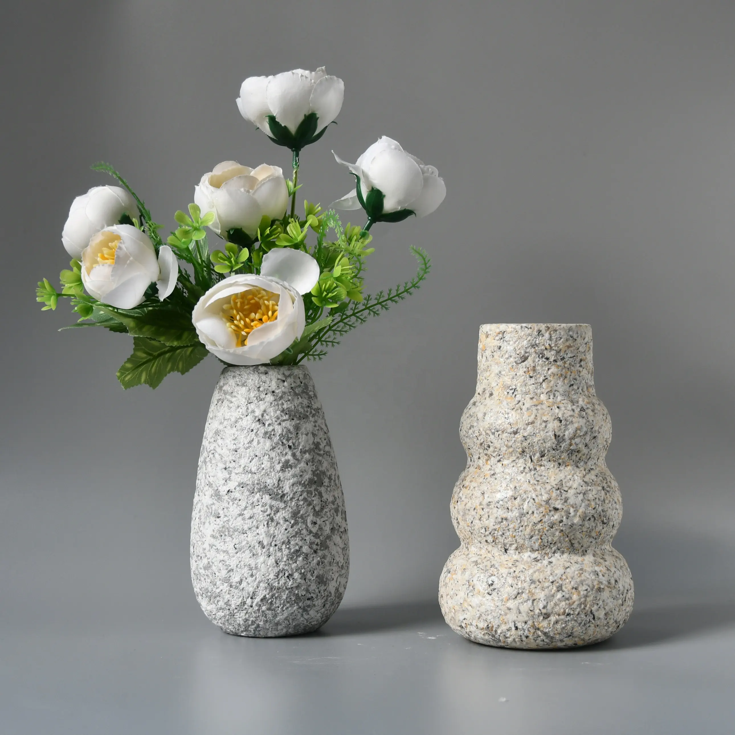 Vase à fleurs en pierre de marbre beige pour décoration de la maison Vase blanc en pierre finement polie de qualité Vase à cône en marbre blanc
