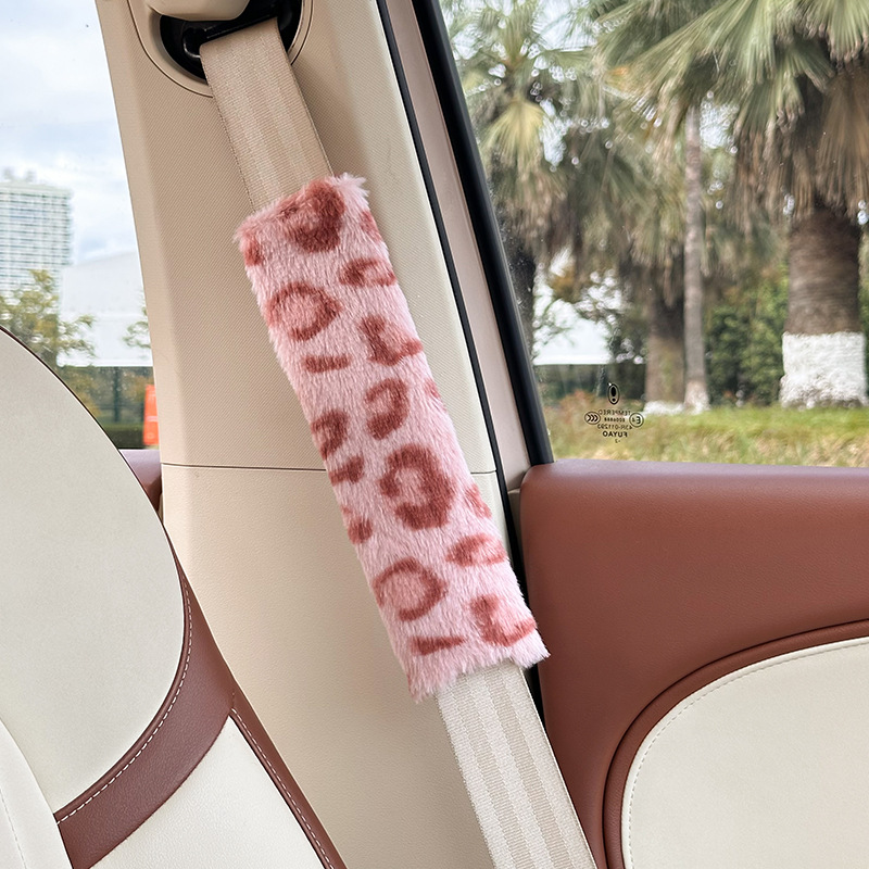Hombreras de piel de conejo rosa con estampado de leopardo.