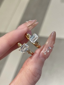 命中“柱”定，造型很独特，一克拉培育钻祖母绿切钻戒💍18k简约风，戒臂精致又通勤百搭，金约2.53g
