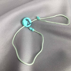 シールタグ用のエンボス加工されたロゴ印刷衣服ハングタグ付きのカスタム丸型プラスチックシールタグ - Product Image 1