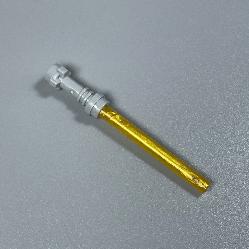 Sabre laser doré nacré, poignée gris clair.