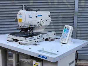 Macchina per asole con occhielli controllata da Computer JUKIS 3200 SS di marca giapponese di alta qualità in vendita in buone condizioni - Product Image 4
