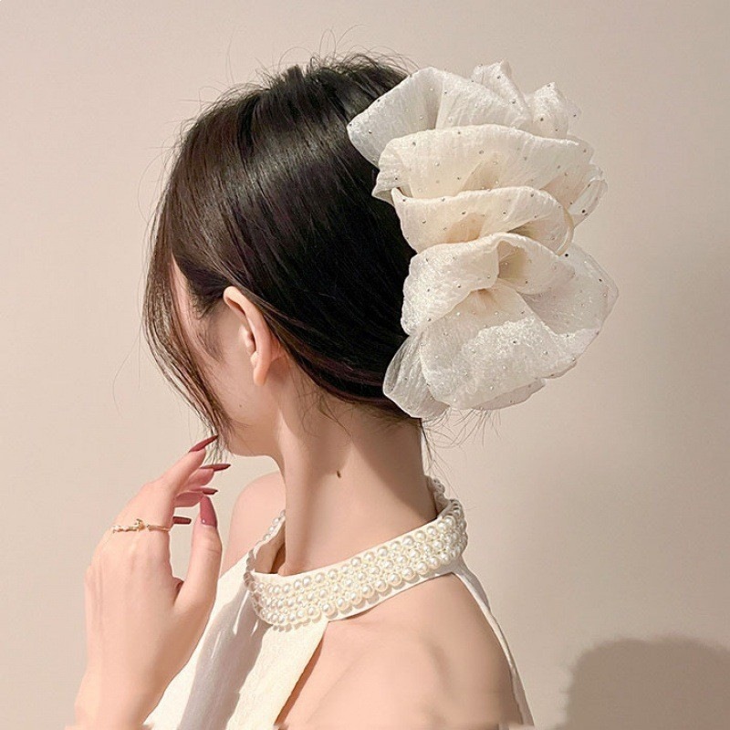 11 white starry bubble yarn claw clip