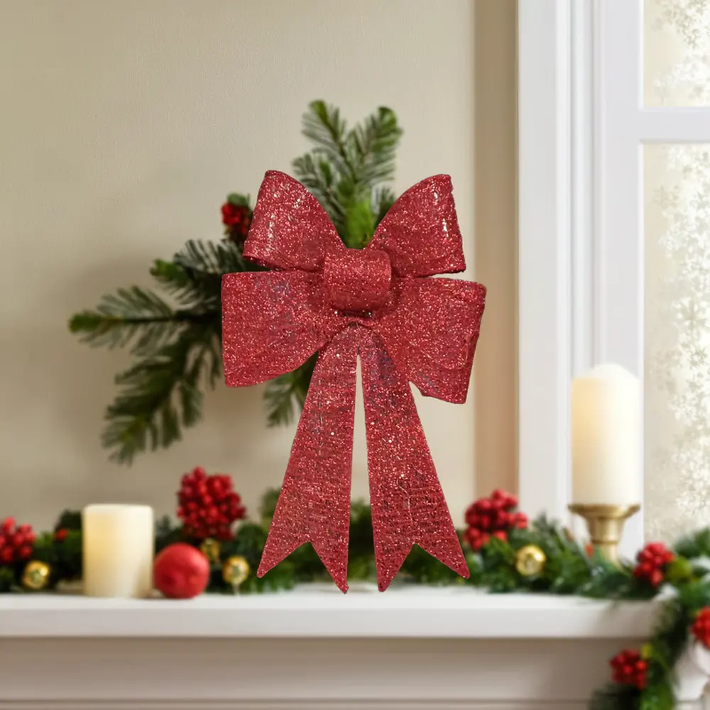 アールデコ調の赤い弓がクリスマスの室内装飾をぶら下げています