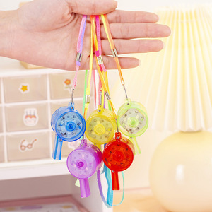 プラスチック製ライトアップおもちゃフラッシュホイッスル<span class=keywords><strong>LED</strong></span>フットボール男の子おもちゃ誕生日パーティーグローダークプロモーションパーティー用品