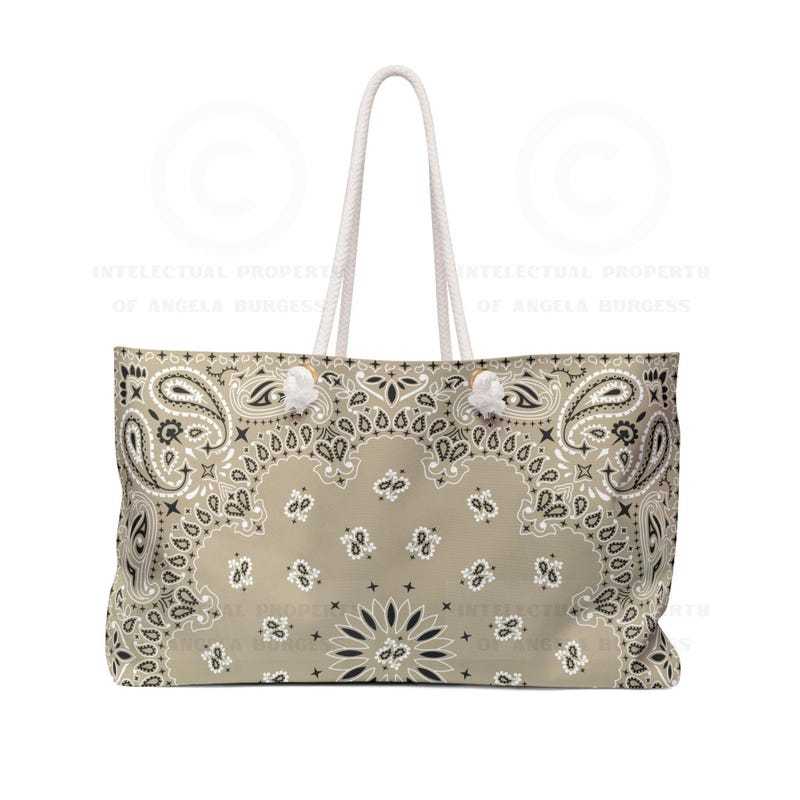 Beige Chiaro con Bandana Bianca a Stampa Paisley