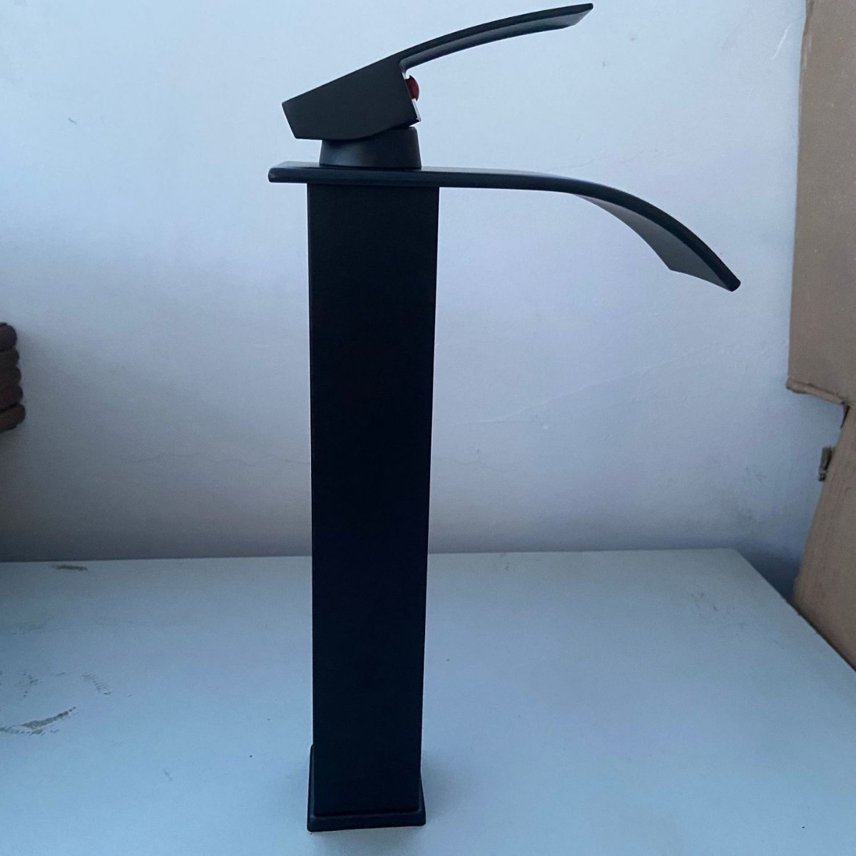 Bouche plate noire avec cascade élevée