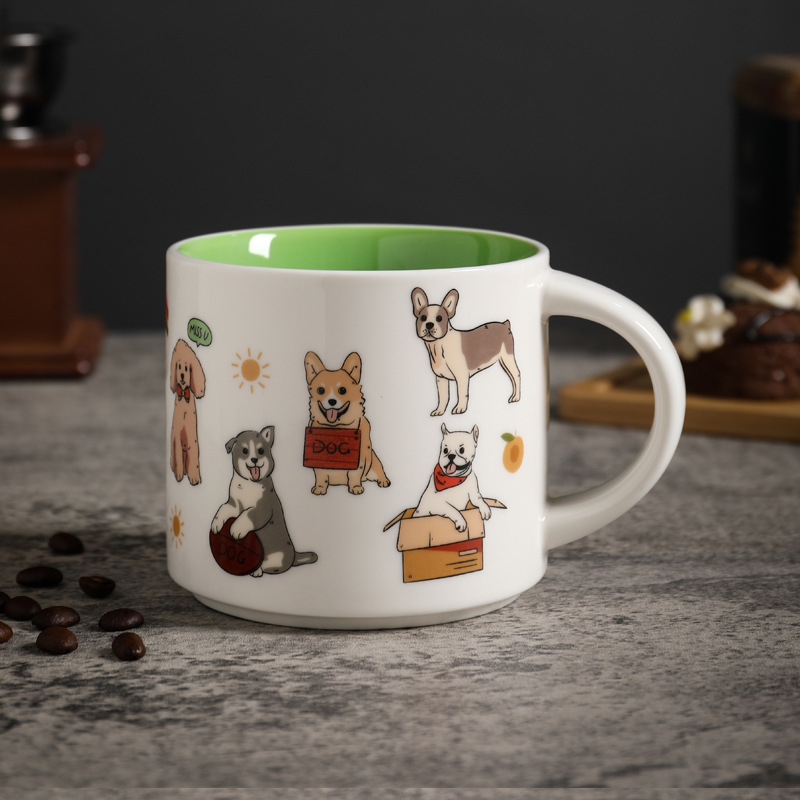 Chien à tasse unique à l'intérieur du vert