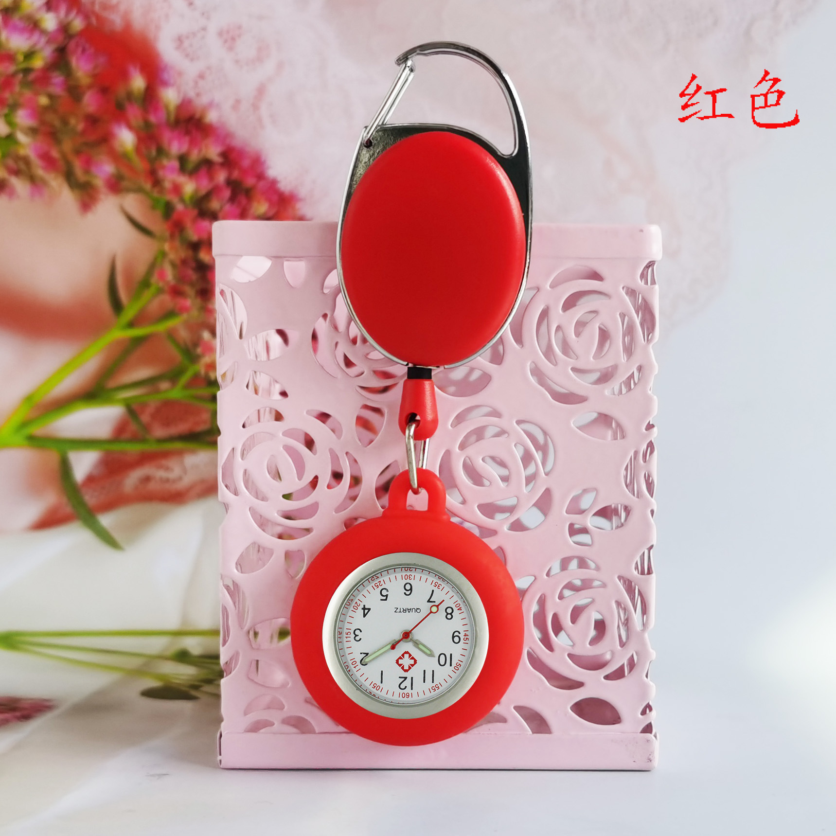 Porte-clés rouge avec clip arrière et étui extensible rouge.