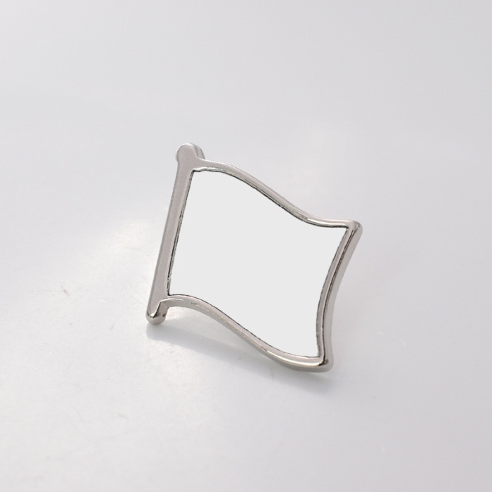 Spilla con bandiera vuota in argento
