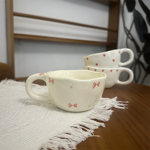 クリエイティブな200mlセラミックカップ手で練り、花柄とチェリーハートの形で描かれたコーヒーやお茶用