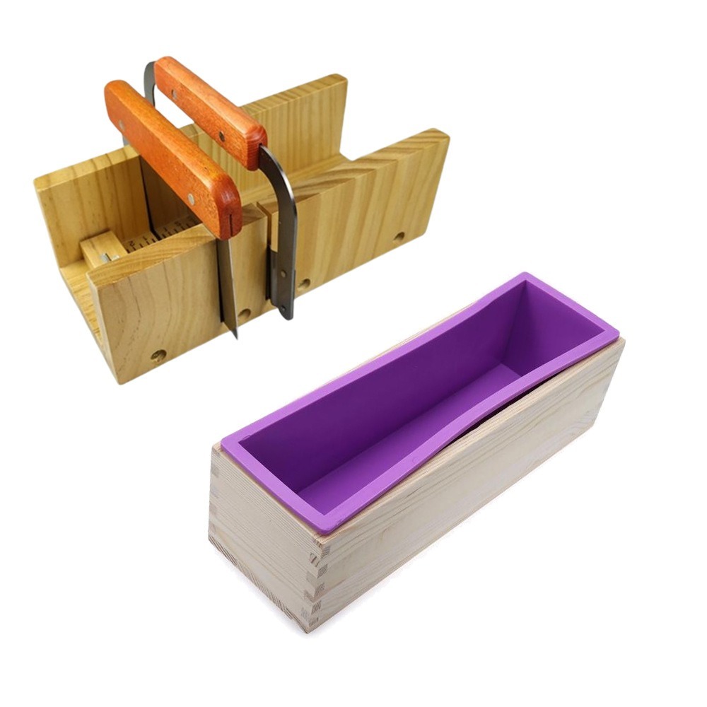 Caja de madera con molde interior morado.