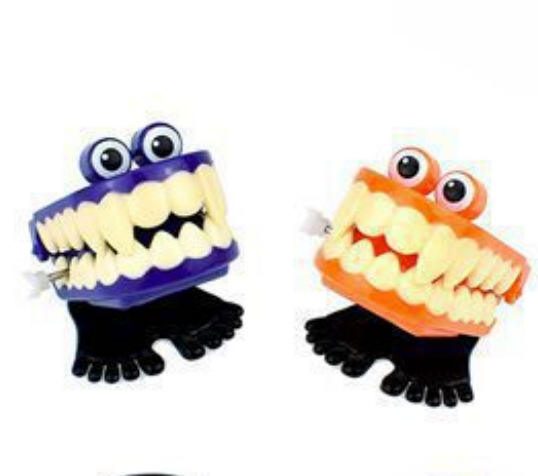 Dientes de fantasma con ojos.