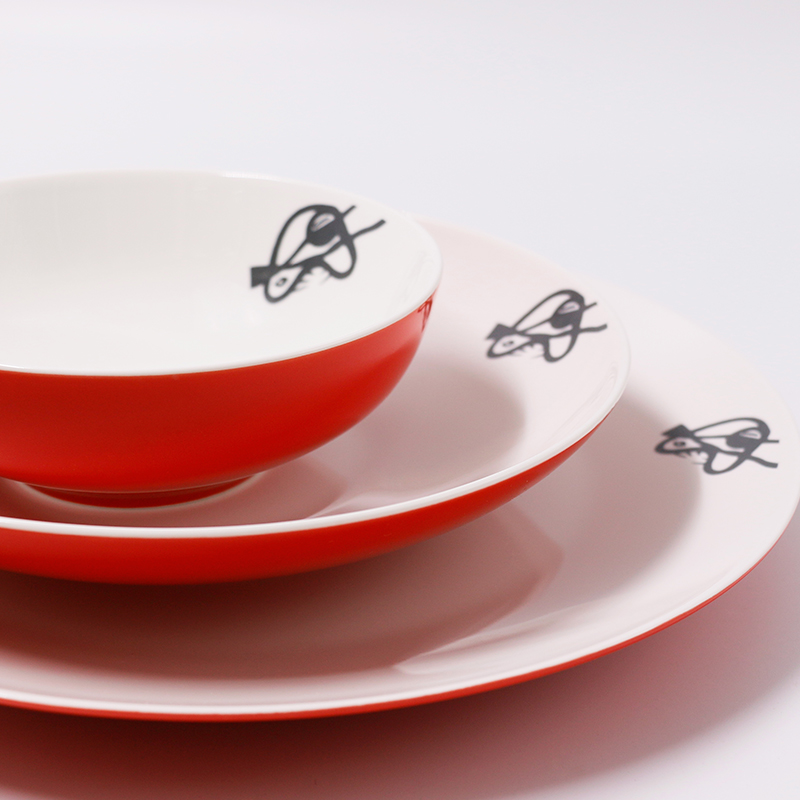 Gros poisson rouge mangeant de petits poissons