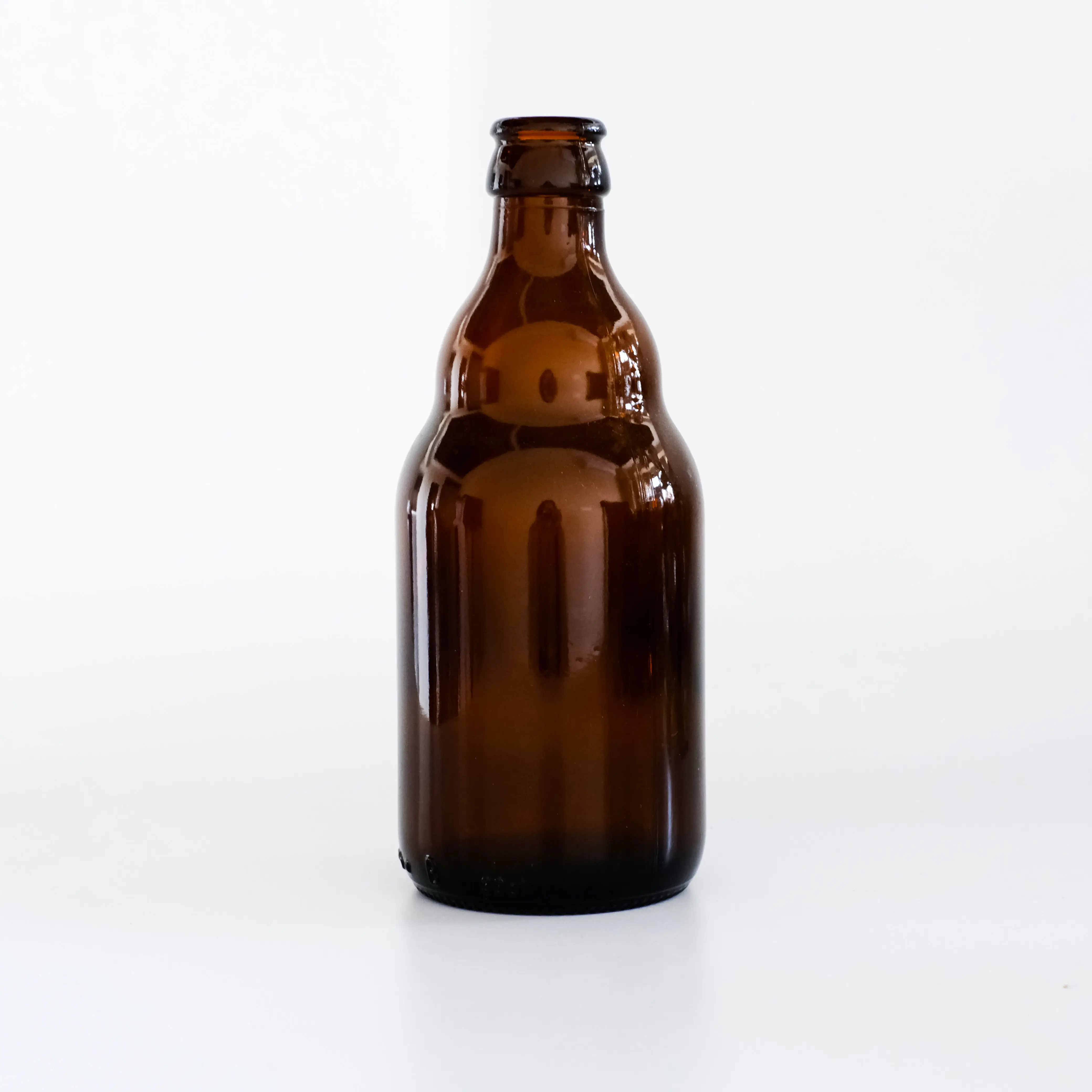 2023 al por mayor vacío circular ámbar 330ml 500ml botella de cerveza negra de vidrio marrón/Whisky/Ginebra