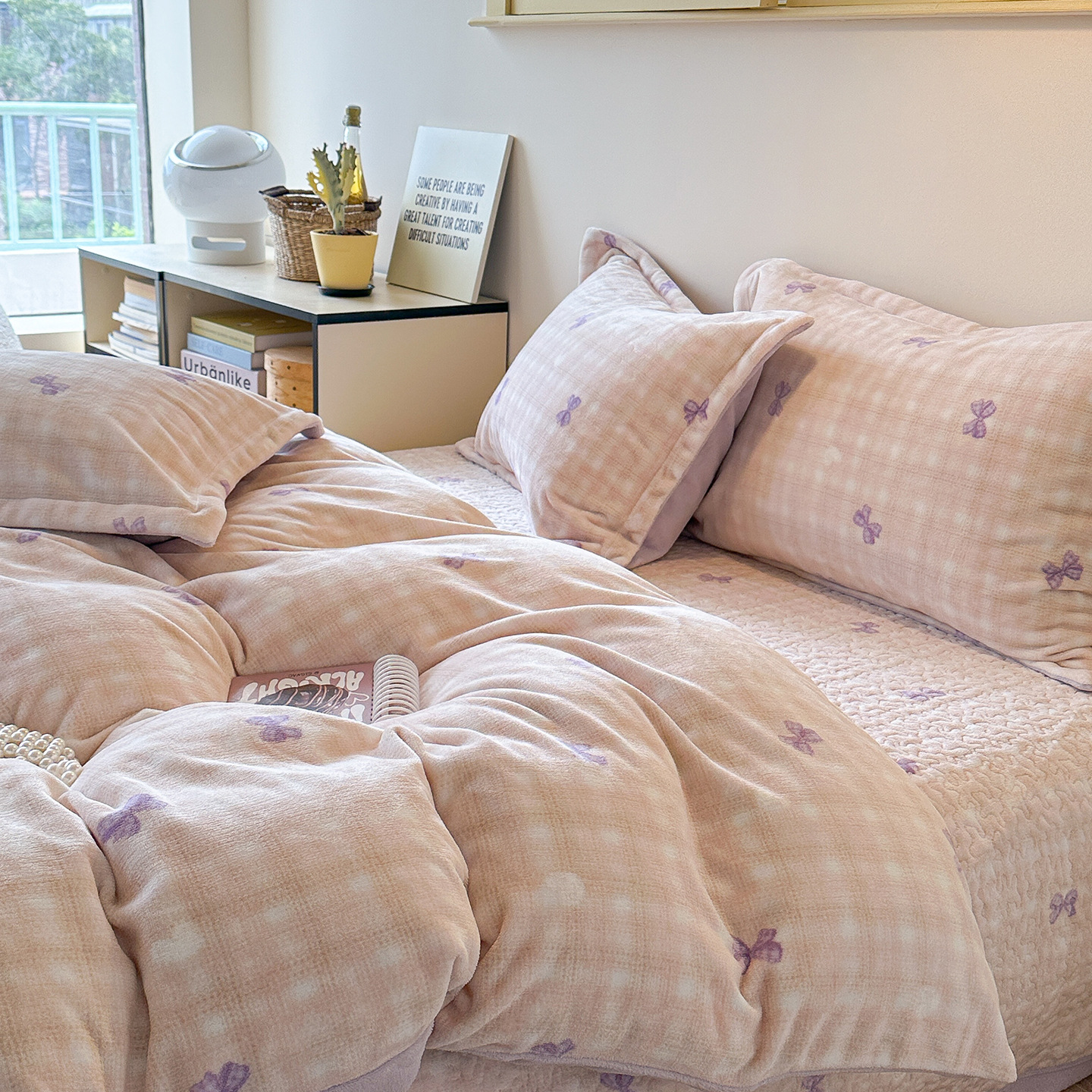 Ensemble de quatre pièces de couvre-lit en velours de lait papillon violet